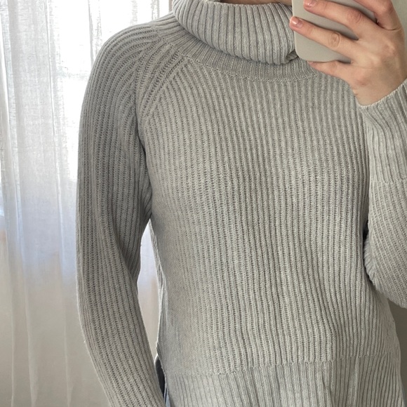 Wilfred Free Aritzia Grey Turtleneck 100% Merino Wool Sweater (Size XS) - Picture 9 of 9